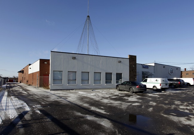 Plus de détails pour 374 Bowes Rd, Concord, ON - Industriel à vendre