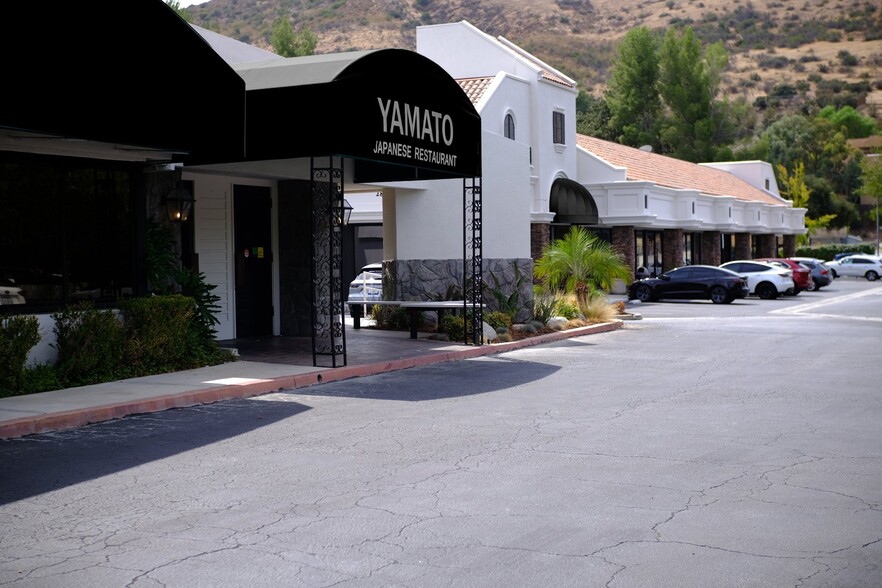 28700-28716 Roadside Dr, Agoura Hills, CA à louer - Photo du bâtiment - Image 2 de 10