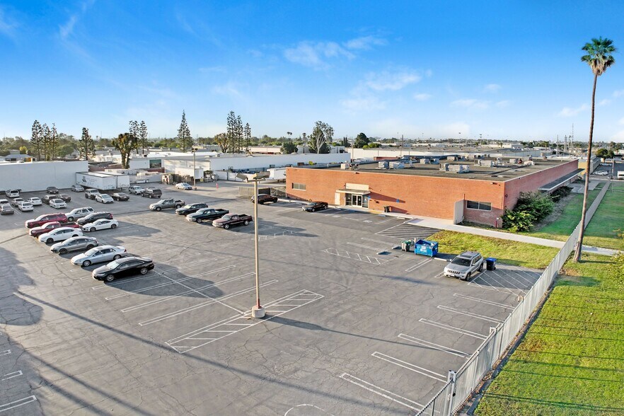 1001 S Grand Ave, Santa Ana, CA à louer - Photo du bâtiment - Image 3 de 5