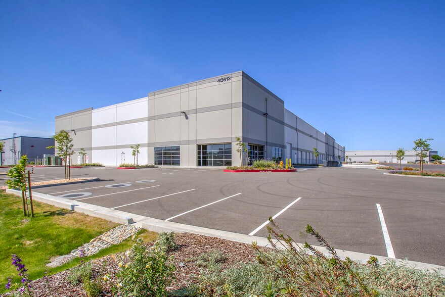 3613 Zephyr Ct, Stockton, CA à louer - Photo du bâtiment - Image 2 de 9