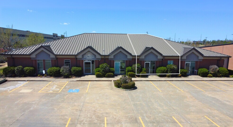 2406 SE Cottonwood St, Bentonville, AR à louer - Photo du bâtiment - Image 2 de 12