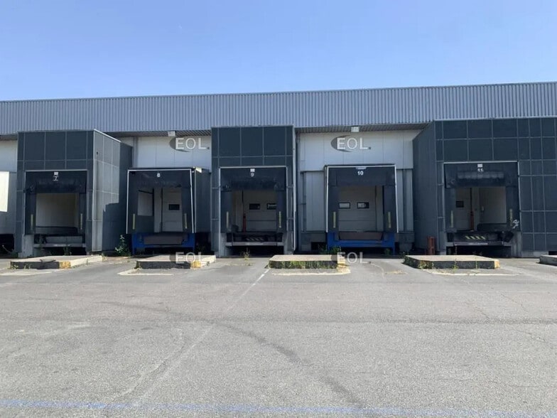 Industrial in SAINT-OUEN-L'AUMONE for lease - Building Photo - Image 2 of 32
