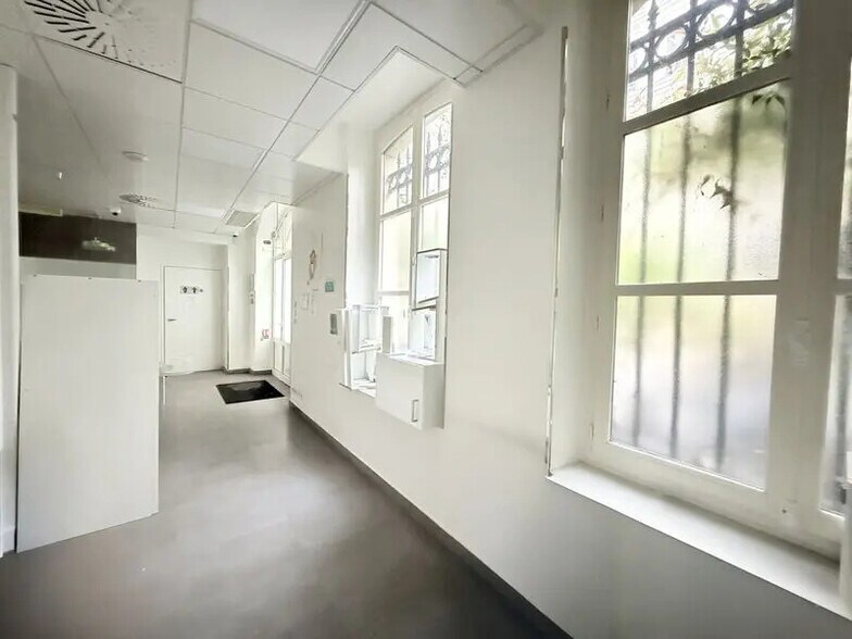 Rue Du Faubourg Saint-Martin, Paris à vendre - Photo du bâtiment - Image 3 de 7