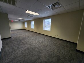 15850 W Bluemound Rd, Brookfield, WI for lease Interior Photo- Image 1 of 7