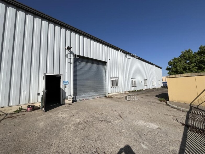 Industrial in Aubergenville for lease - Building Photo - Image 3 of 6