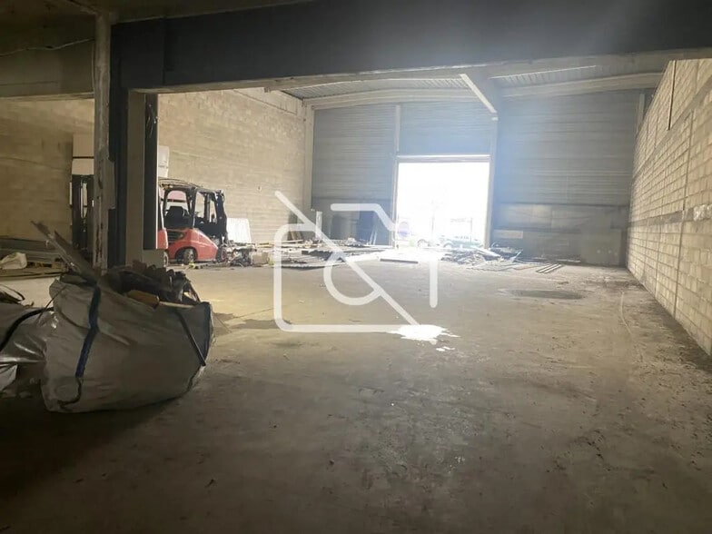 Flex in Montreuil for lease - Interior Photo - Image 1 of 1