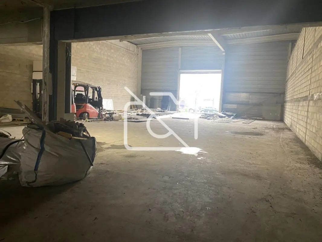 Flex in Montreuil for lease Interior Photo- Image 1 of 2