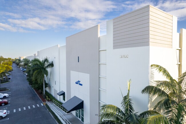 Plus de détails pour 10800 NW 106th St, Miami, FL - Industriel à louer