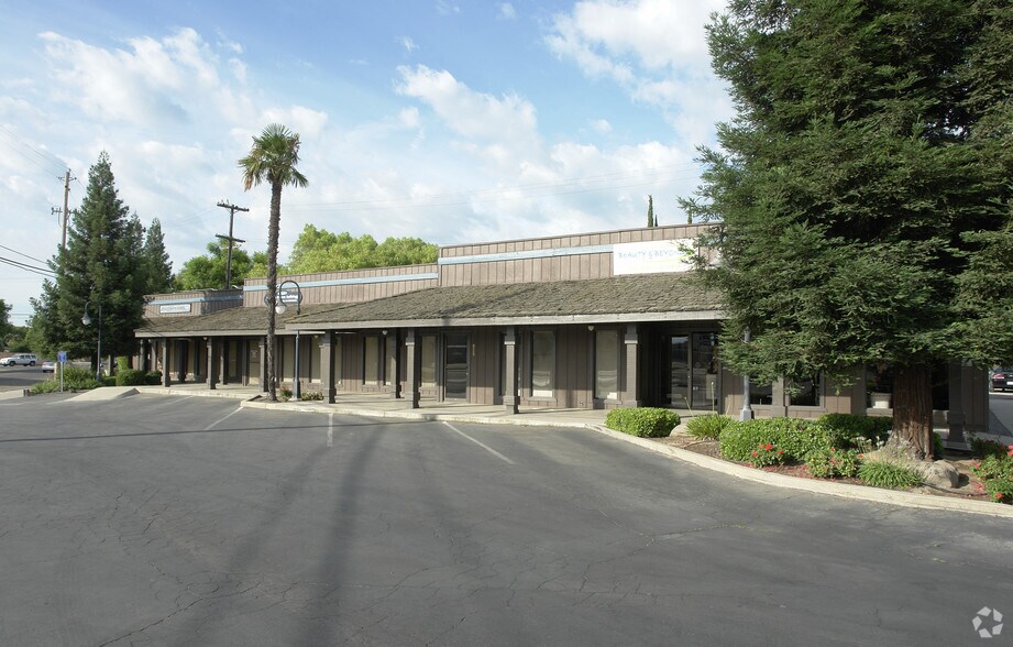 825-865 S Frankwood Ave, Reedley, CA for lease - Building Photo - Image 1 of 12