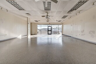 1004 NW 24th Ave NW, Norman, OK for lease Interior Photo- Image 2 of 10