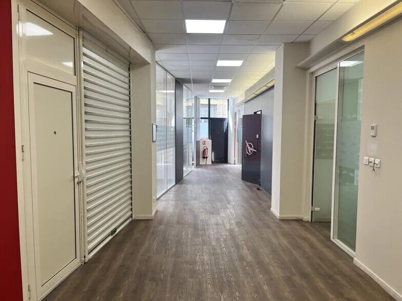 Retail in Bordeaux for lease - Building Photo - Image 2 of 12