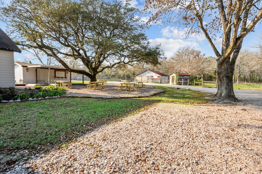 4319 N FM 565 Rd, Mont Belvieu, TX à louer - Photo du bâtiment - Image 2 de 18