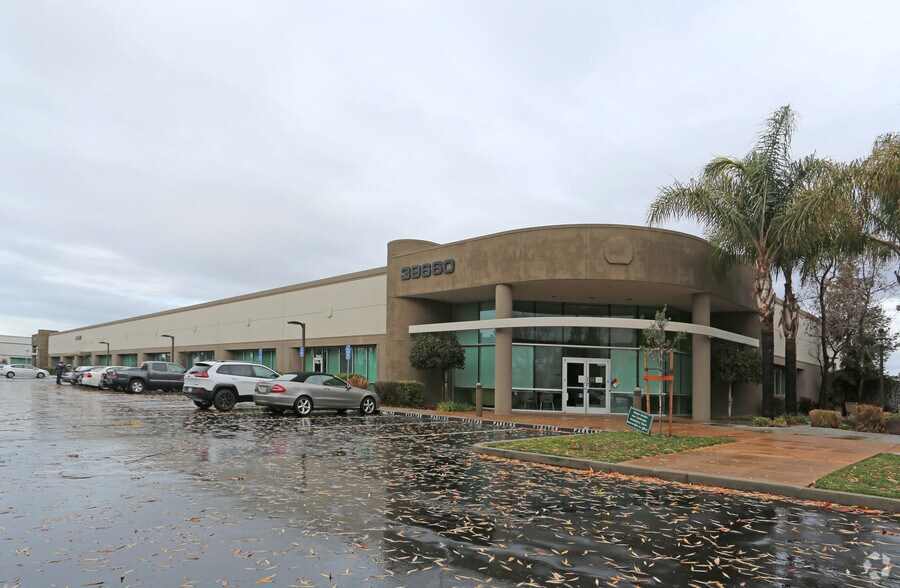 39660-39684 Eureka Dr, Newark, CA à louer - Photo du bâtiment - Image 3 de 8