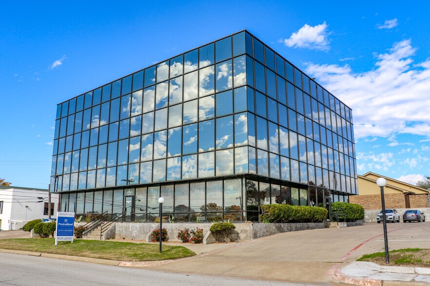 6750 Locke Ave, Fort Worth, TX for lease - Primary Photo - Image 1 of 4