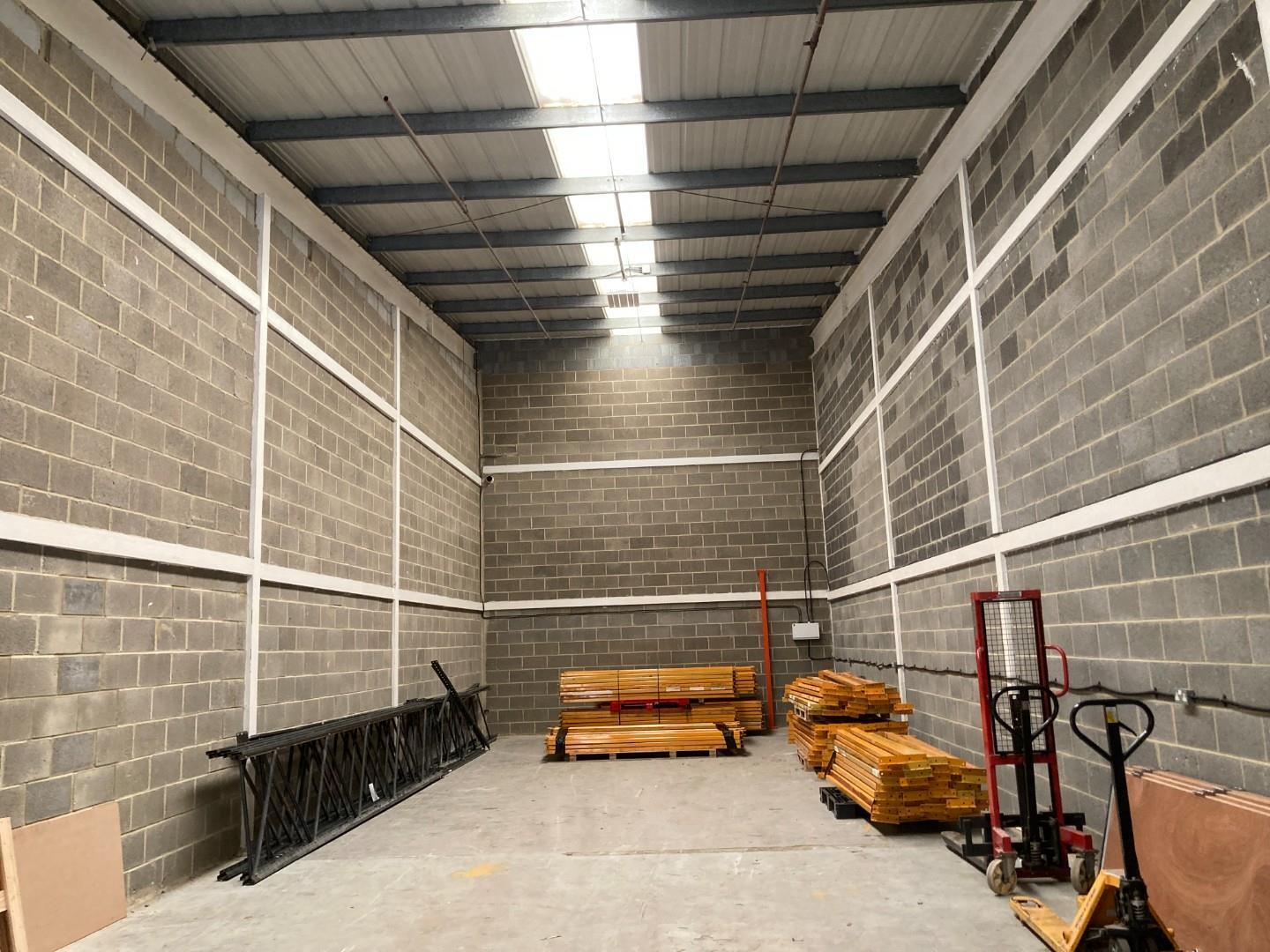 33 Bellingham Dr, Newcastle Upon Tyne for lease Interior Photo- Image 1 of 5