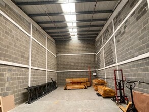 33 Bellingham Dr, Newcastle Upon Tyne for lease Interior Photo- Image 1 of 5