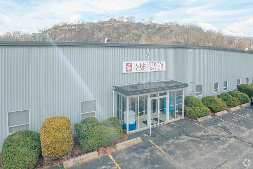 64 Holton St, Woburn, MA à louer - Photo du bâtiment - Image 3 de 5