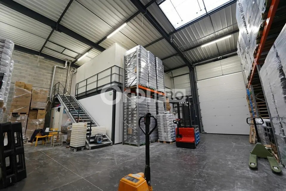 Office in Décines-Charpieu for lease Interior Photo- Image 1 of 12