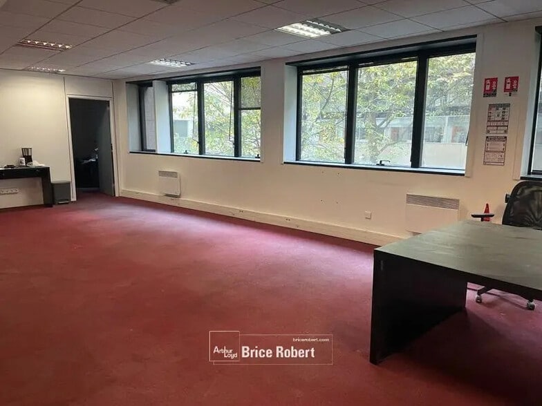 Office in Lyon for lease - Interior Photo - Image 2 of 5