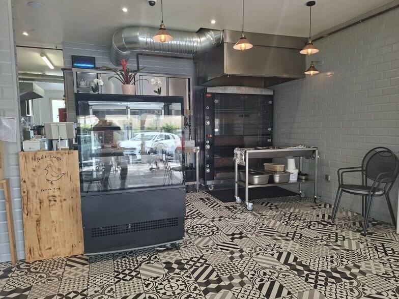 Retail in Mouans Sartoux for sale - Interior Photo - Image 2 of 3