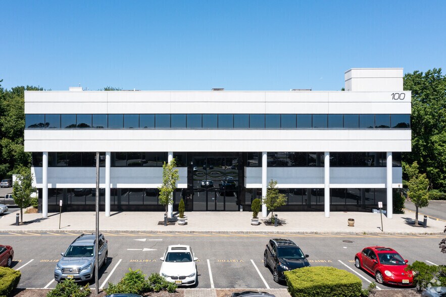 100 Village Ct, Hazlet, NJ à vendre - Photo du bâtiment - Image 3 de 6