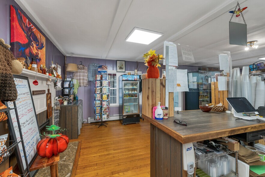 136 Daniel Webster Hwy, Meredith, NH à vendre - Photo du bâtiment - Image 3 de 42