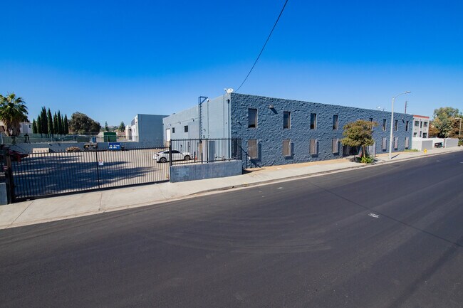 Plus de détails pour 2 Turn-Key Film & Production Studios – Industriel à vendre, Canoga Park, CA