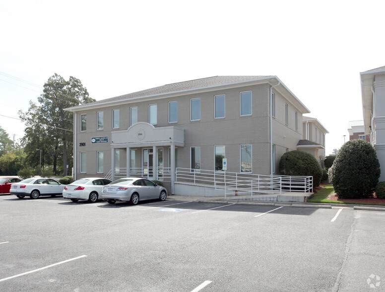 2901 Breezewood Ave, Fayetteville, NC à louer - Photo du bâtiment - Image 2 de 14