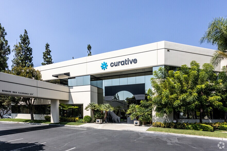 605 E Huntington Dr, Monrovia, CA à louer - Photo du bâtiment - Image 3 de 14