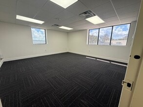 7506-7560 NW 70th St, Miami, FL à louer Photo intérieure- Image 1 de 19