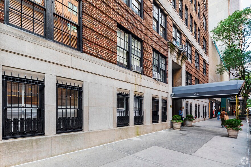 120 E 75th St, New York, NY à vendre - Photo du bâtiment - Image 2 de 5