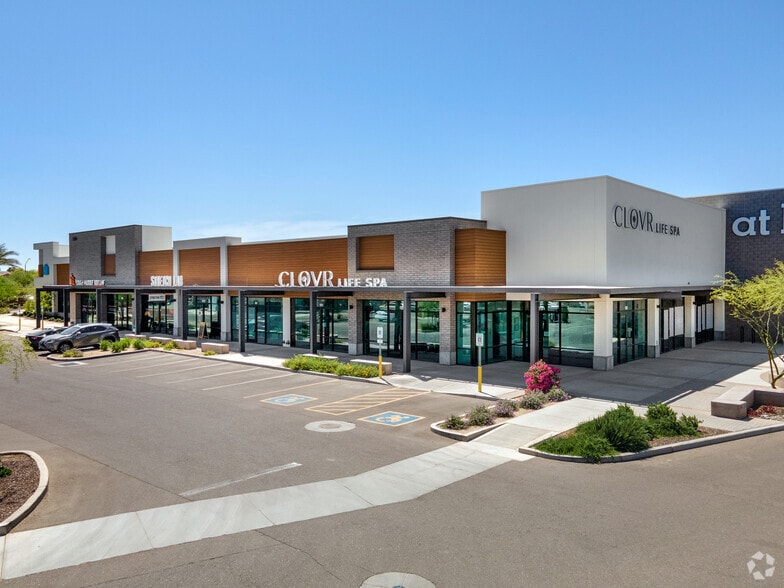 2524 S San Tan Village Pkwy, Gilbert, AZ à louer - Photo du bâtiment - Image 2 de 11