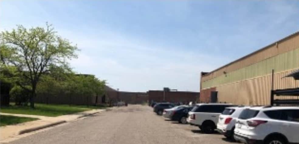 1719-1721 James P Cole Blvd, Flint, MI for lease - Building Photo - Image 3 of 4