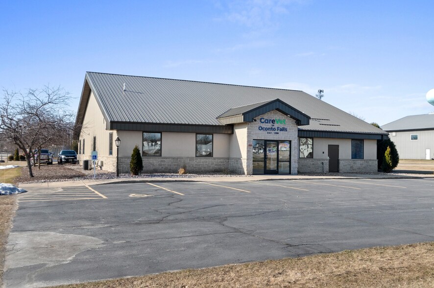 180 E Highland Dr, Oconto Falls, WI à vendre - Photo du bâtiment - Image 2 de 5