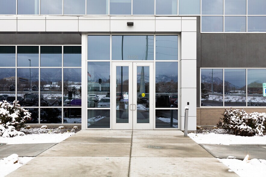 9490 S 300 W, Sandy, UT à louer - Photo du bâtiment - Image 2 de 10