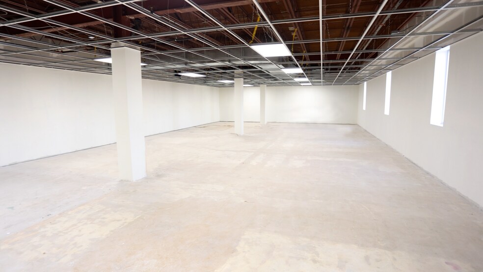 2674 W Jefferson Ave, Trenton, MI à louer - Photo du bâtiment - Image 3 de 11