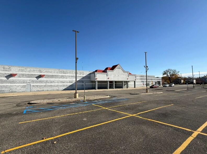 35192-35220 Gratiot Ave, Clinton Township, MI à vendre - Photo du bâtiment - Image 3 de 8