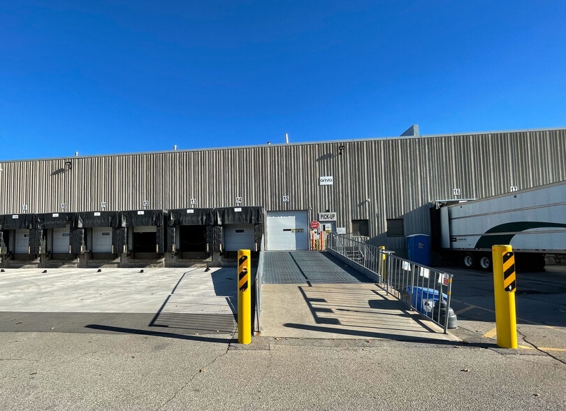 1330 Courtneypark Dr E, Mississauga, ON for lease - Building Photo - Image 3 of 5