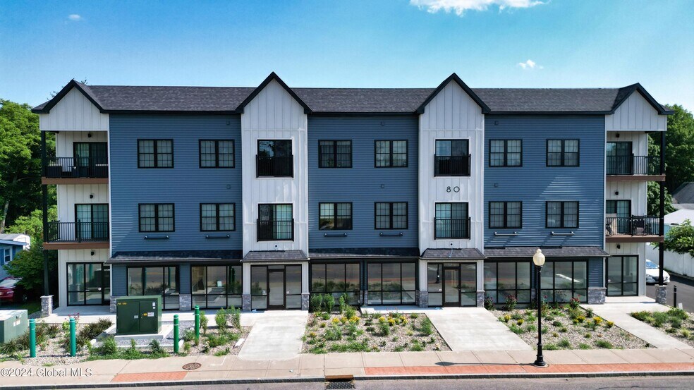 80 Main St, Queensbury, NY à louer - Photo du bâtiment - Image 1 de 3