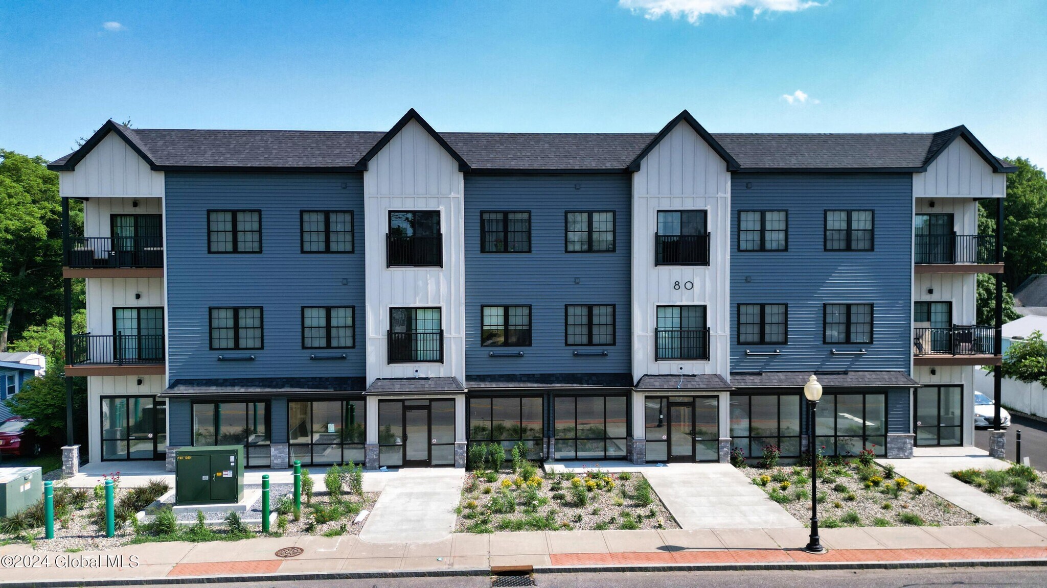 80 Main St, Queensbury, NY à louer Photo du bâtiment- Image 1 de 4