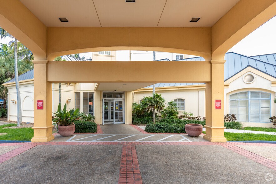 8730 NW 27th St, Miami, FL à vendre - Photo du bâtiment - Image 3 de 10