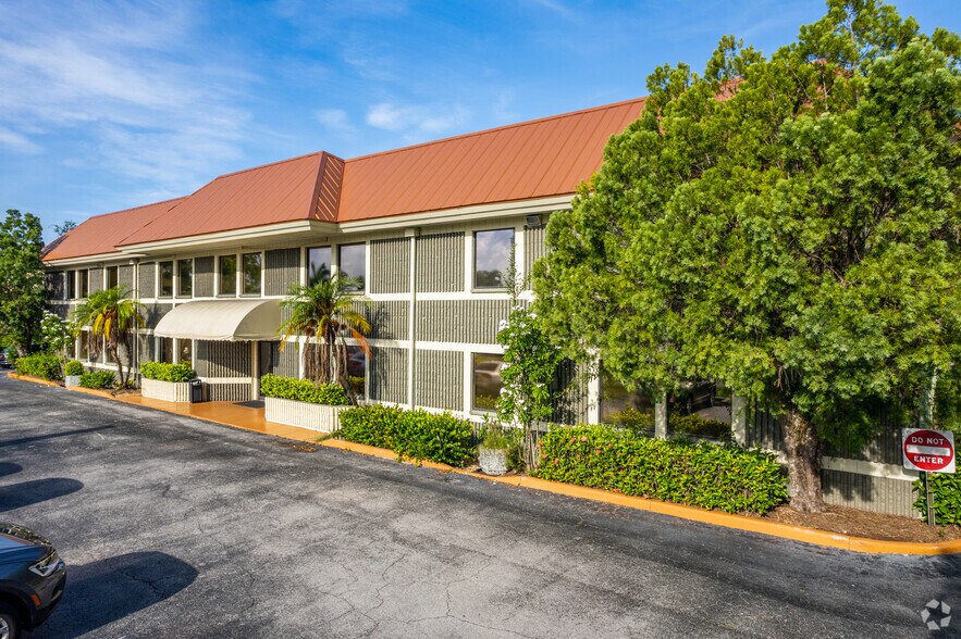 5051 Castello Dr, Naples, FL à louer - Photo du bâtiment - Image 3 de 7