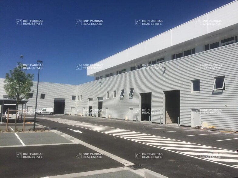 Office in Floirac for lease - Building Photo - Image 2 of 17