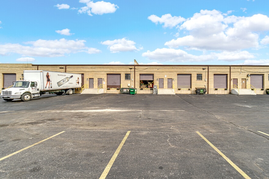 2271-2289 Devon Ave, Elk Grove Village, IL for lease - Building Photo - Image 2 of 5