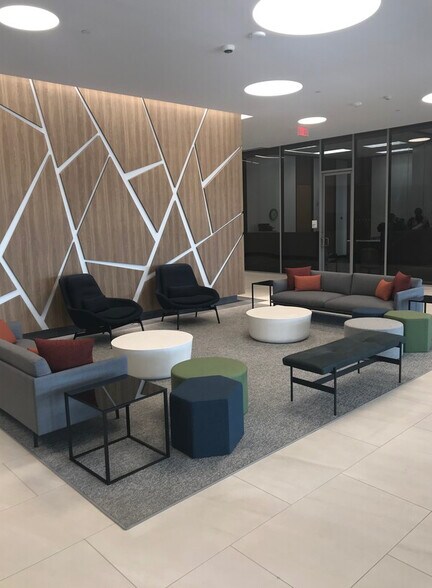 16825 Northchase Dr, Houston, TX à louer - Hall d’entrée - Image 2 de 3