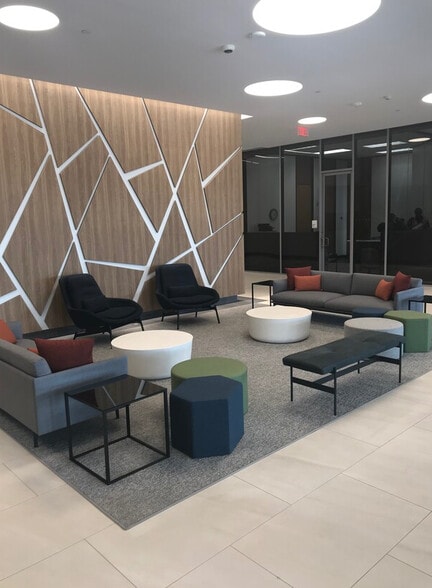 16825 Northchase Dr, Houston, TX for lease - Lobby - Image 2 of 3