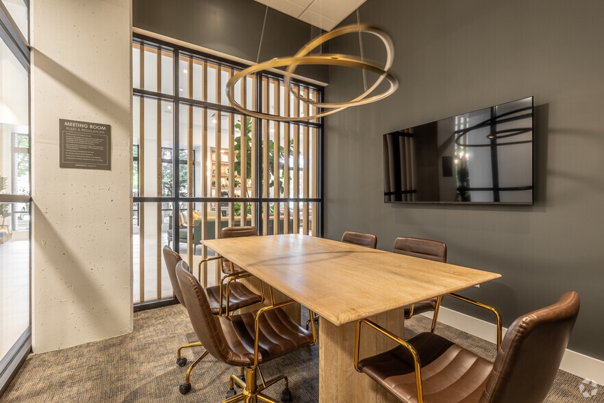 10306 SE Main St, Milwaukie, OR for lease - Building Photo - Image 2 of 40