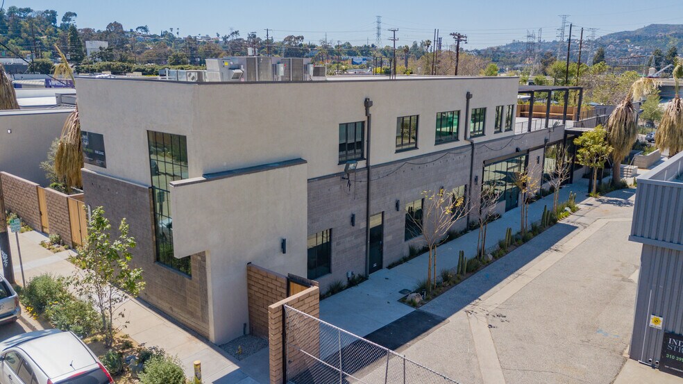 3021 Gilroy St, Los Angeles, CA à louer - Photo du bâtiment - Image 2 de 17