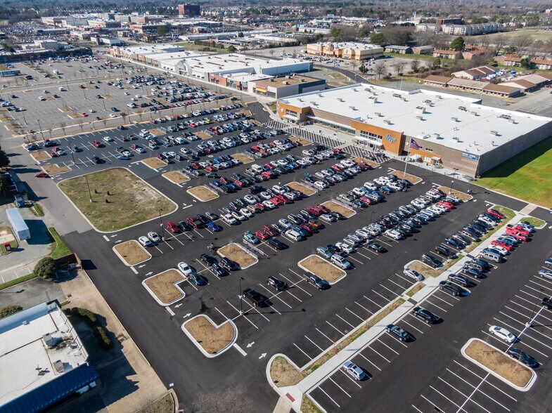 1056-1088 W Mercury Blvd, Hampton, VA à louer - Photo du bâtiment - Image 2 de 7