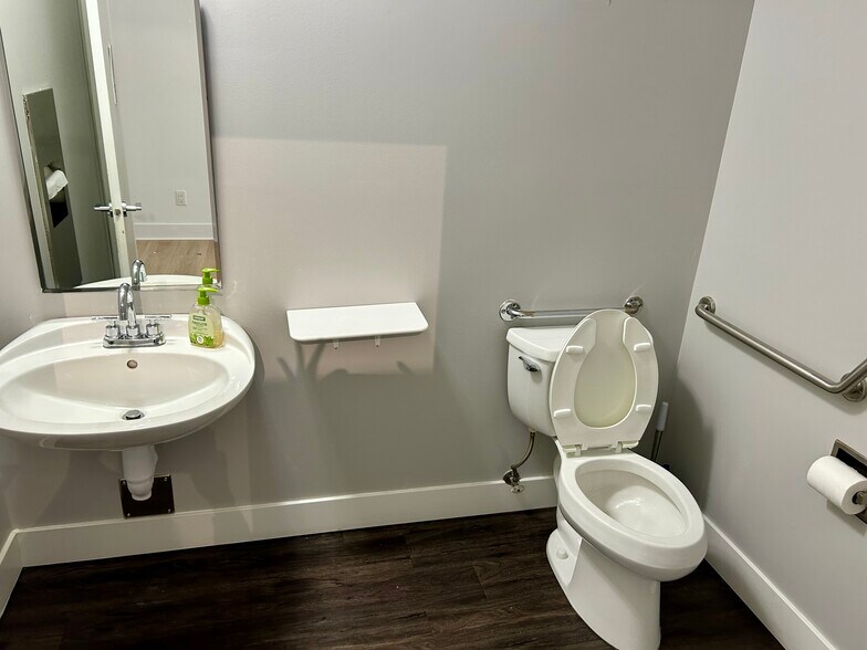 88 Lonsdale Ave, North Vancouver, BC à vendre - Photo du bâtiment - Image 3 de 28